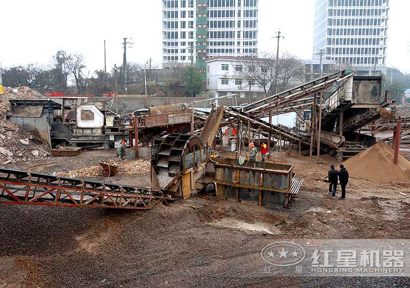 建筑垃圾制沙現(xiàn)場，配置車載制沙機(jī)